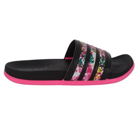 oude vrouw op adidas slippers|Adidas club slippers.